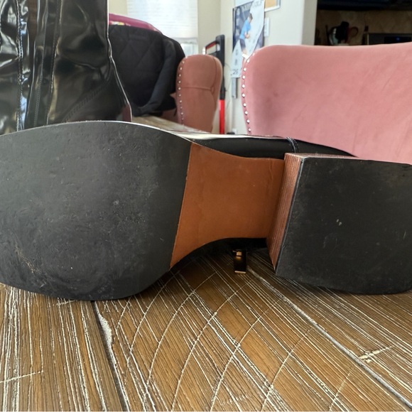 Steve Madden Black Ankle Boots with Gold Chain - Picture 5 of 7